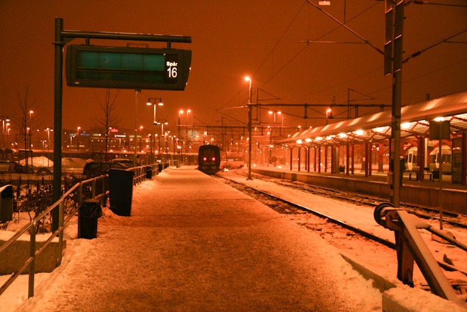 Ett tåg lämnar stationen