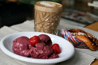 Fika med hemgjord blåbärsglass