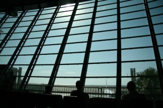 Utsikt innefrån terminalen på Nice flygplats.